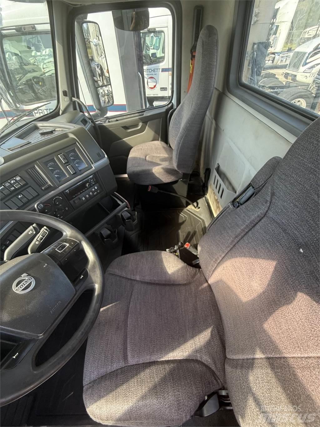 Volvo VNR64T300 Autotractoare