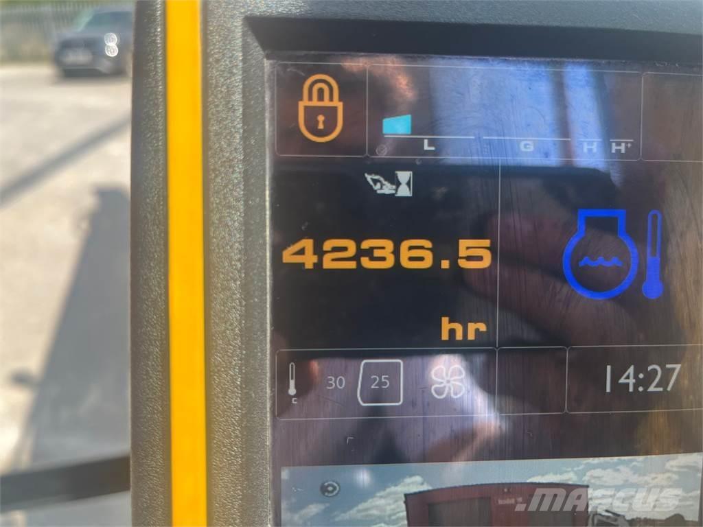 JCB JS130 LC Excavatoare pe șenile
