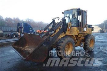 CAT IT24F Incarcator pe pneuri