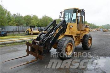 CAT IT28B Incarcator pe pneuri