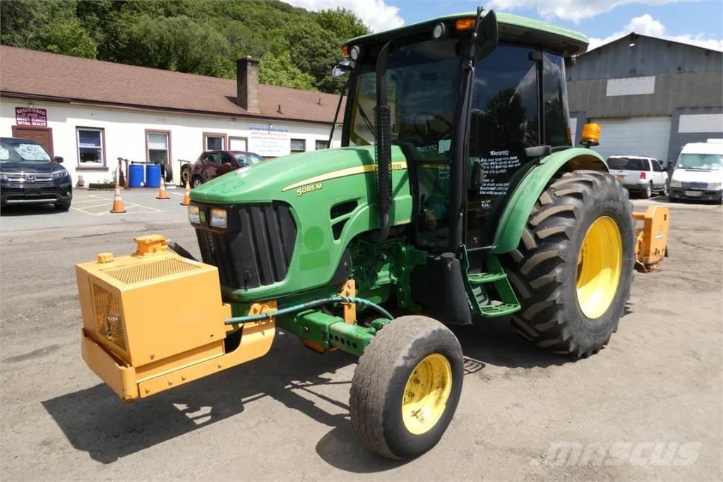 John Deere 5085M Tractoare