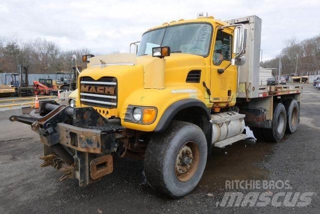 Mack CV713 Camioane platforma/prelata