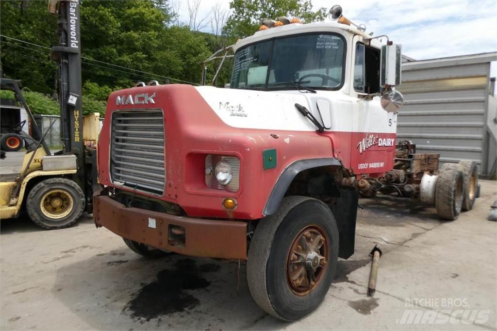 Mack DM688X Camion cabina sasiu