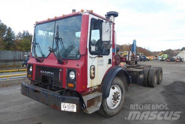 Mack MR688S Camion cabina sasiu
