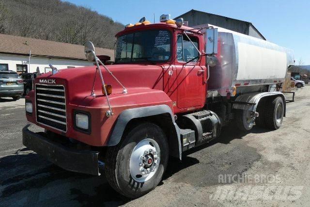 Mack RD690P Cisterne