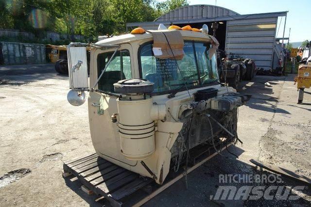 Mack RD690S Cabine si interior