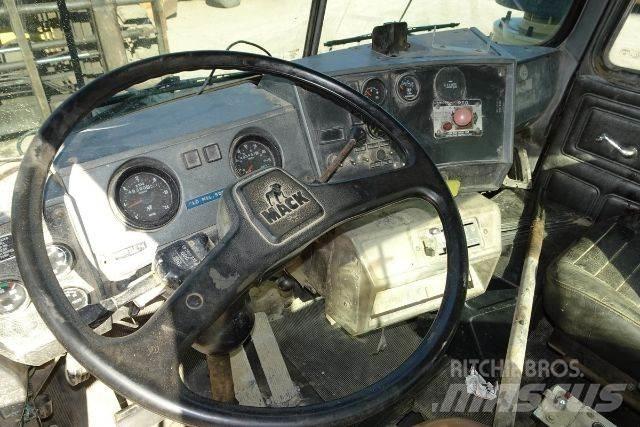 Mack RD690S Cabine si interior