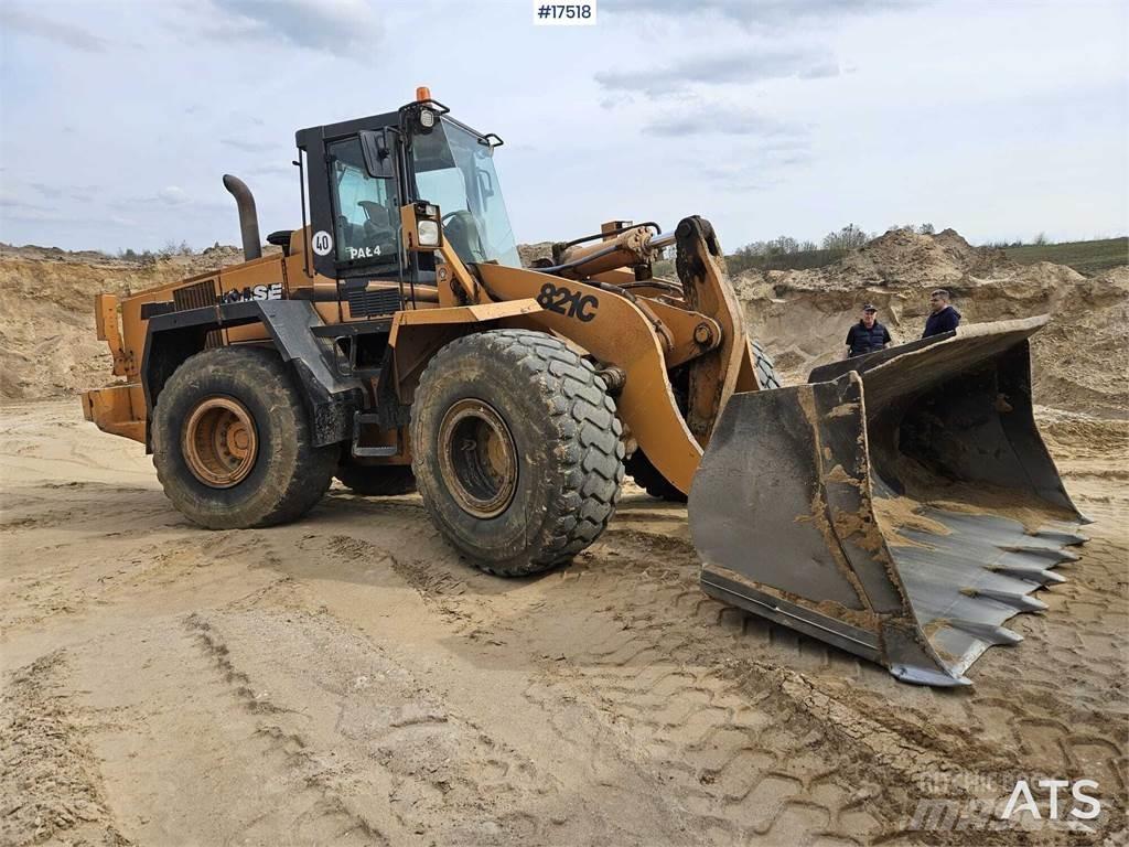 CASE 821C Incarcator pe pneuri