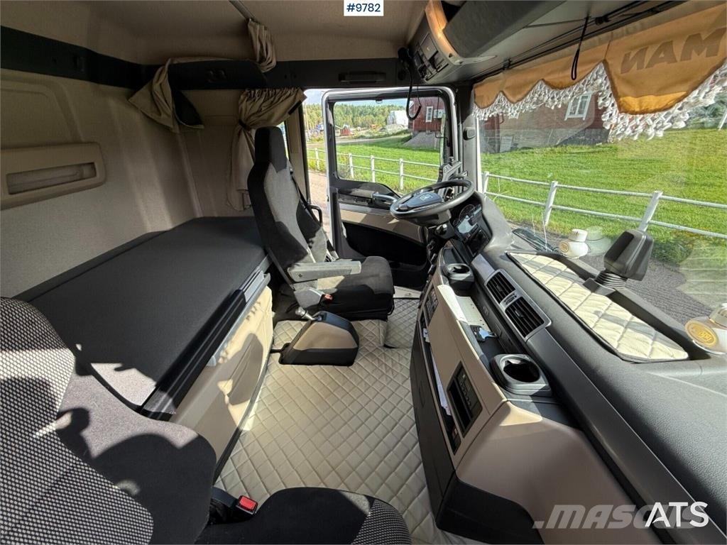 MAN TGX 26.500 6X2 Camion cu carlig de ridicare