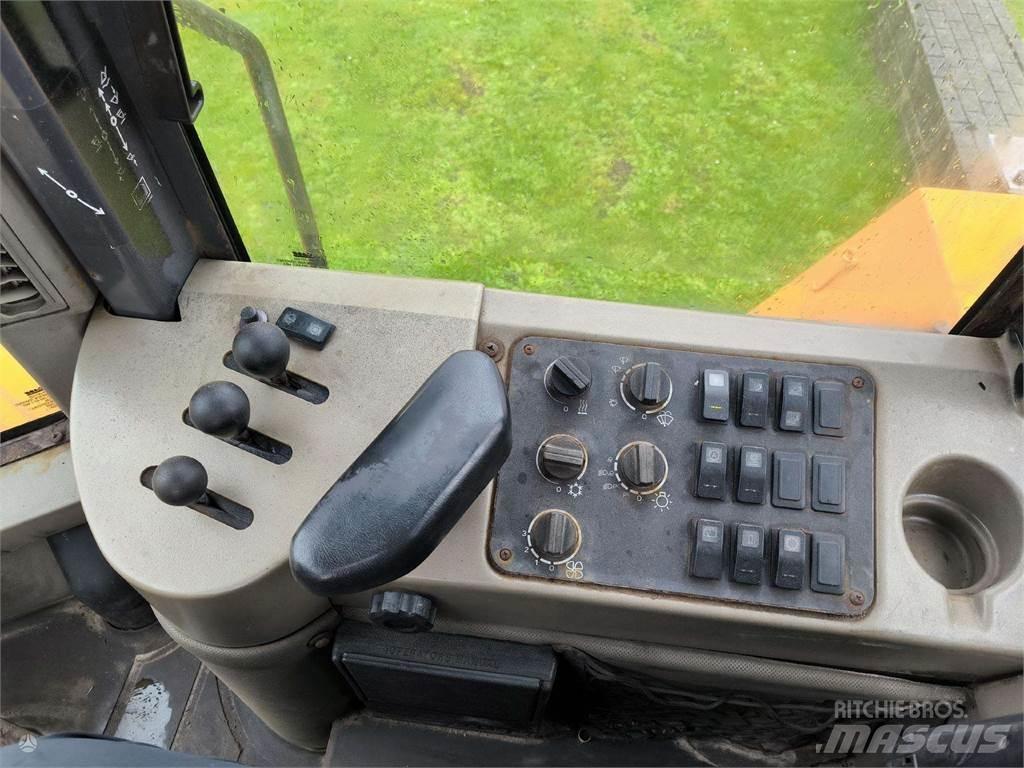 CASE 821C Incarcator pe pneuri