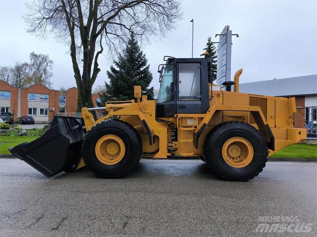CASE 821C Incarcator pe pneuri