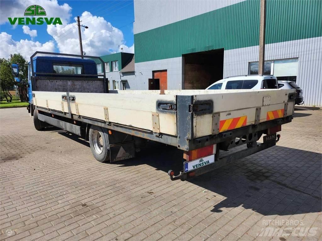 MAN LE 8.220 Camioane platforma/prelata