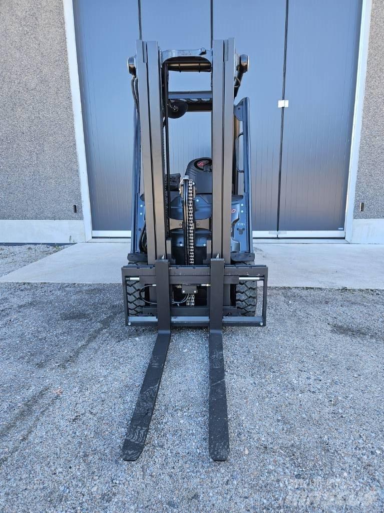 Linde E30-01 Stivuitor electric