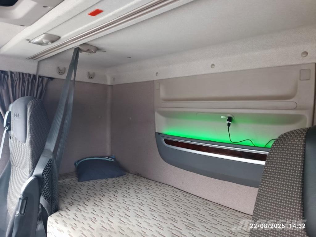 DAF XF 510 Camion cu carlig de ridicare