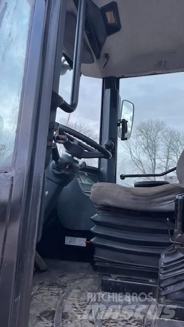 JCB 411 Incarcator pe pneuri