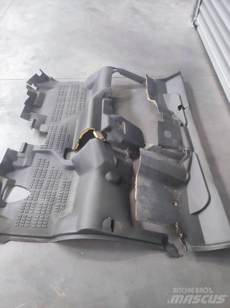 Nissan Floor Mat Cabine si interior