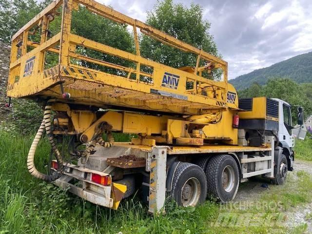 Iveco TRAKKER Camioane cu macara