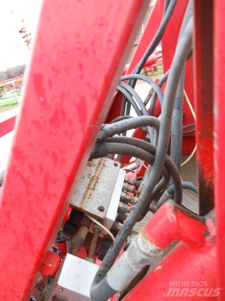 Lindus SPRUTA 2400L Tractoare agricole sprayers