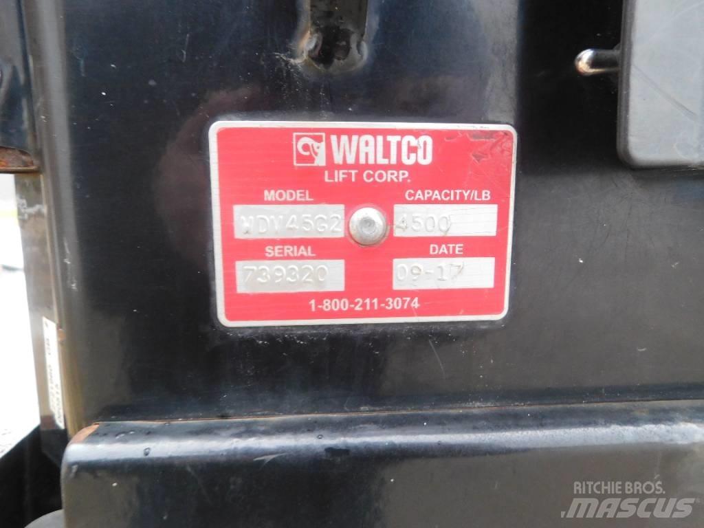 International 4300 Camion cadru container