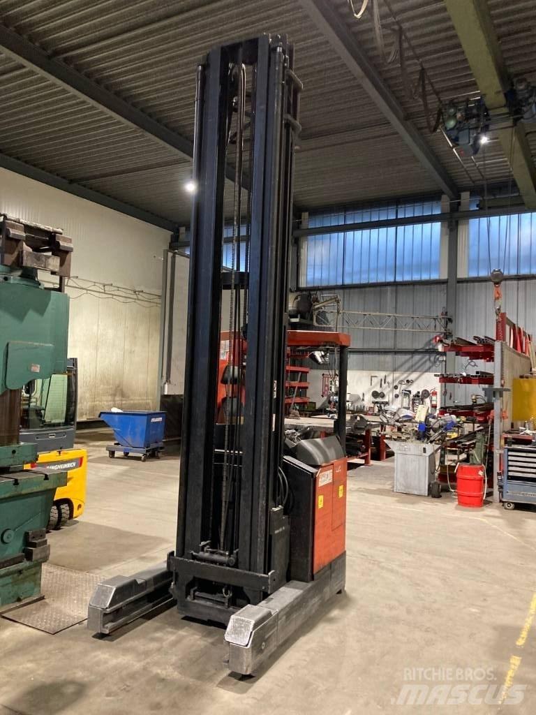 BT RRE-7 Stivuitor cu catarg retractabil