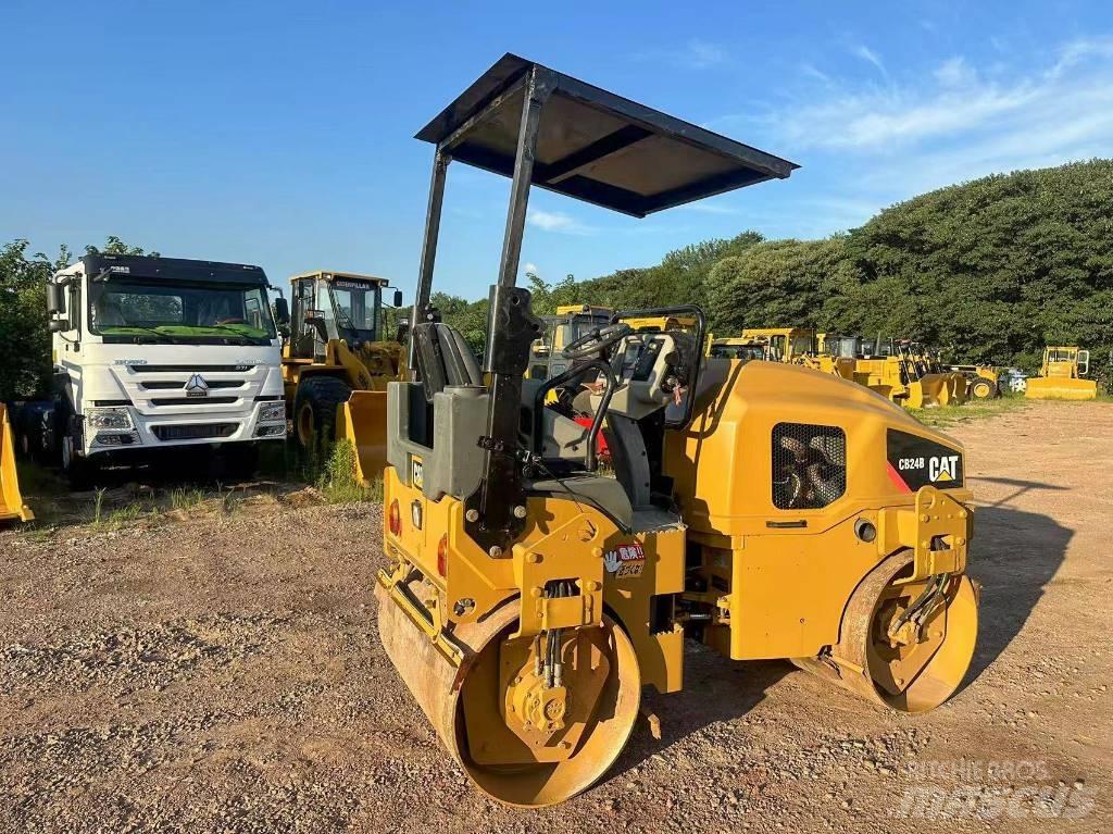 CAT CB 24 B Cilindri compactori dubli