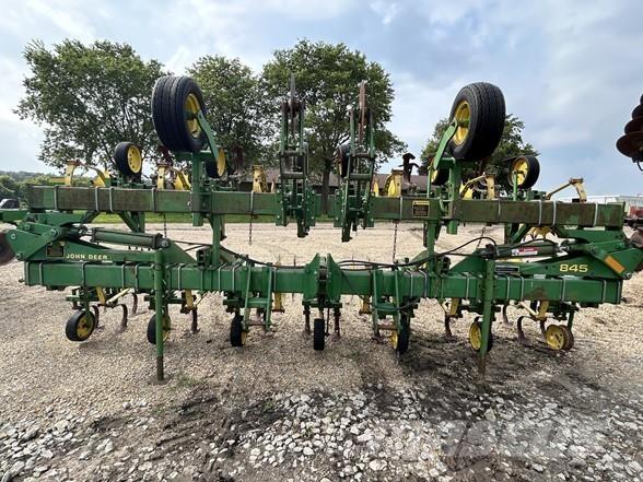 John Deere 845 Cultivatoare de recolte in randuri