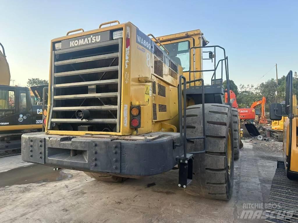 Komatsu WA 600 Incarcator pe pneuri