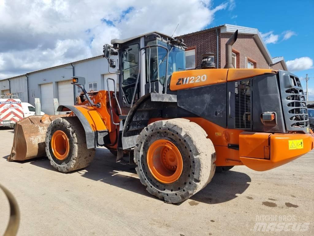 Hitachi ZW 220 Incarcator pe pneuri