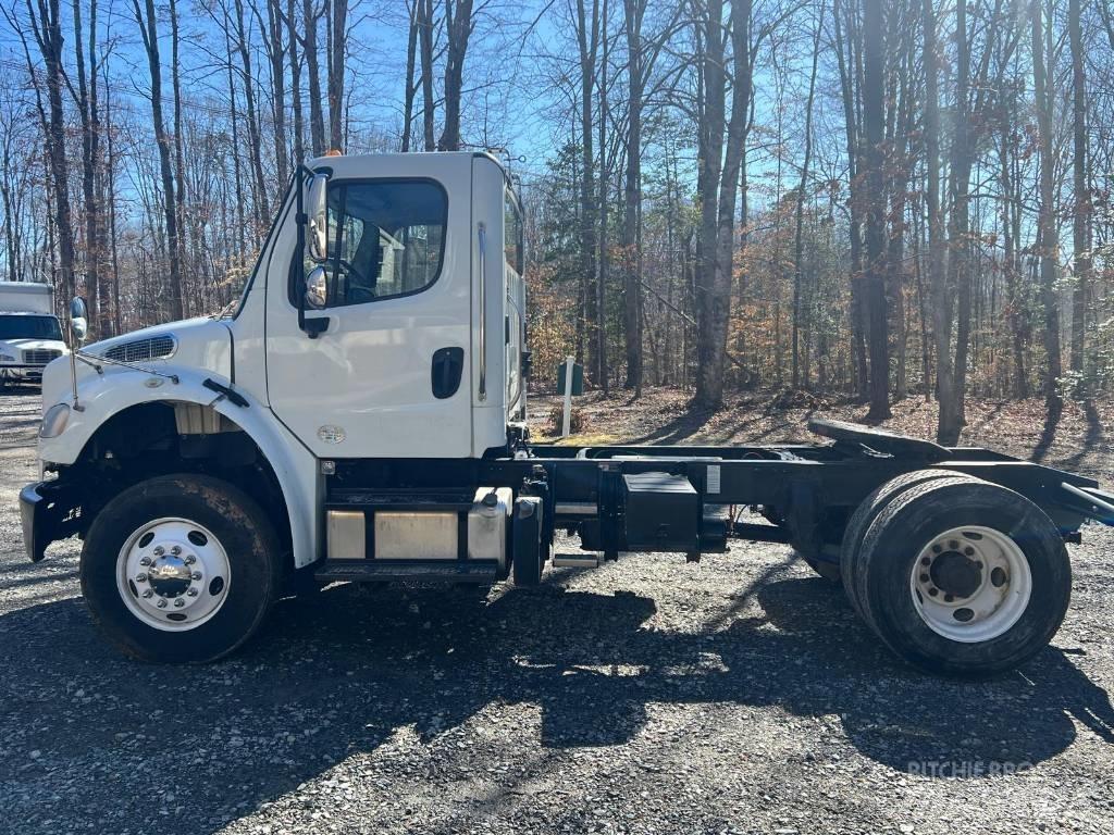 Freightliner M2106 Autotractoare