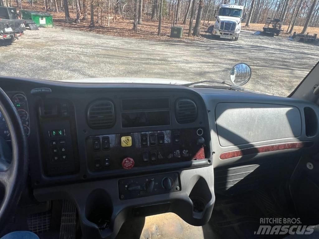 Freightliner M2106 Autotractoare