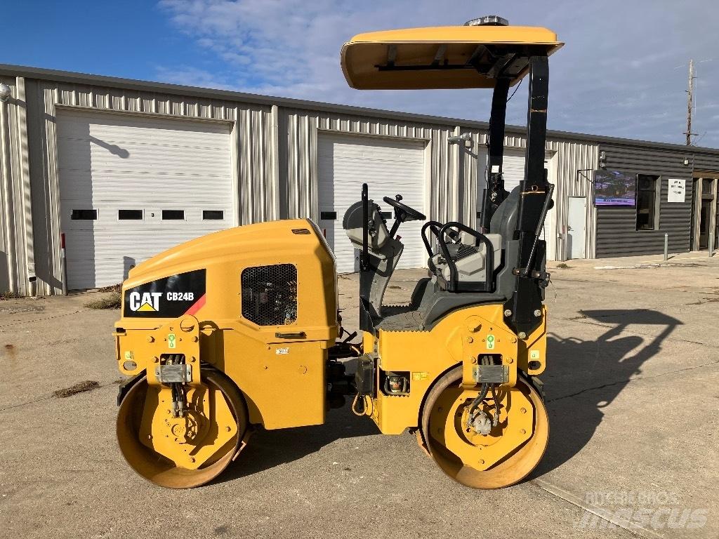 CAT CB 24 B Cilindri compactori dubli