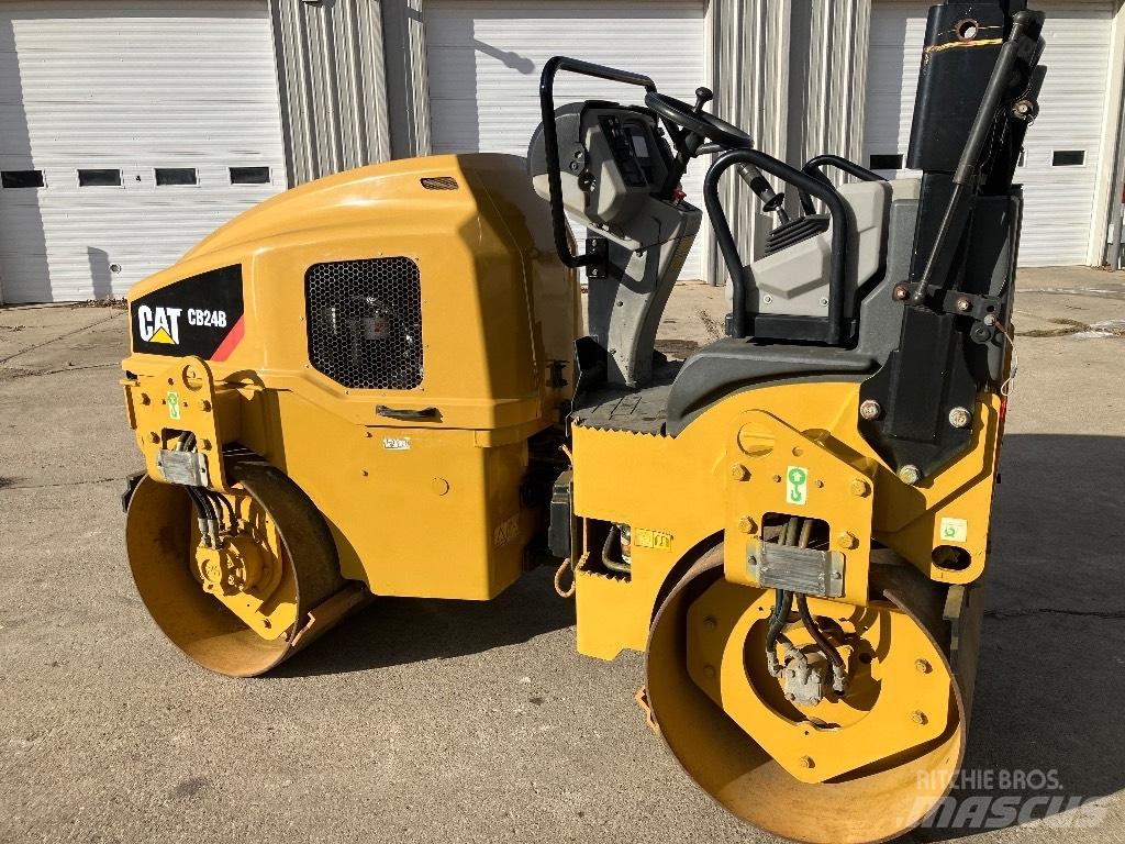 CAT CB 24 B Cilindri compactori dubli
