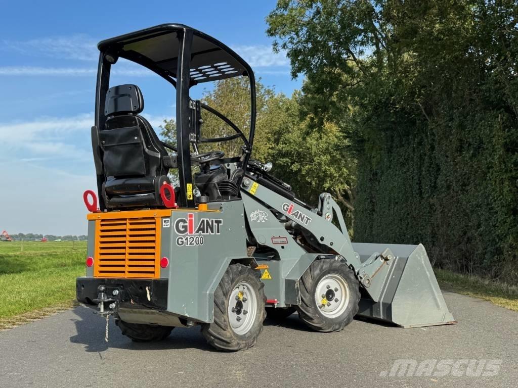 GiANT 1200 Incarcator pe pneuri