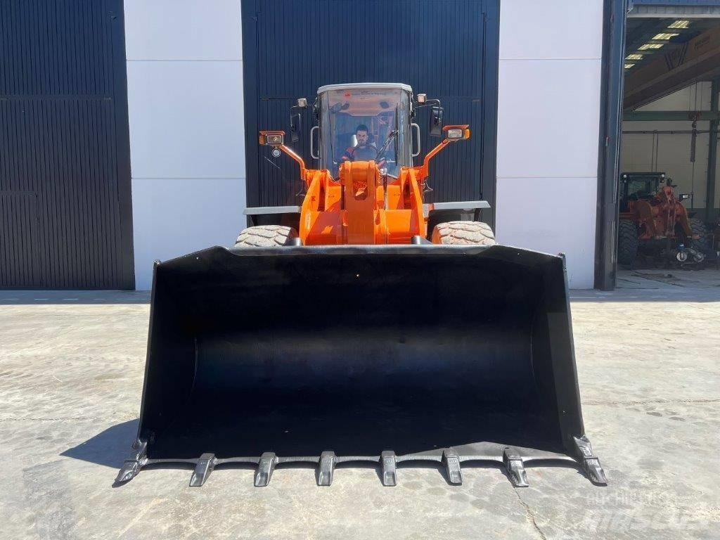 Hitachi LX 210 E Incarcator pe pneuri