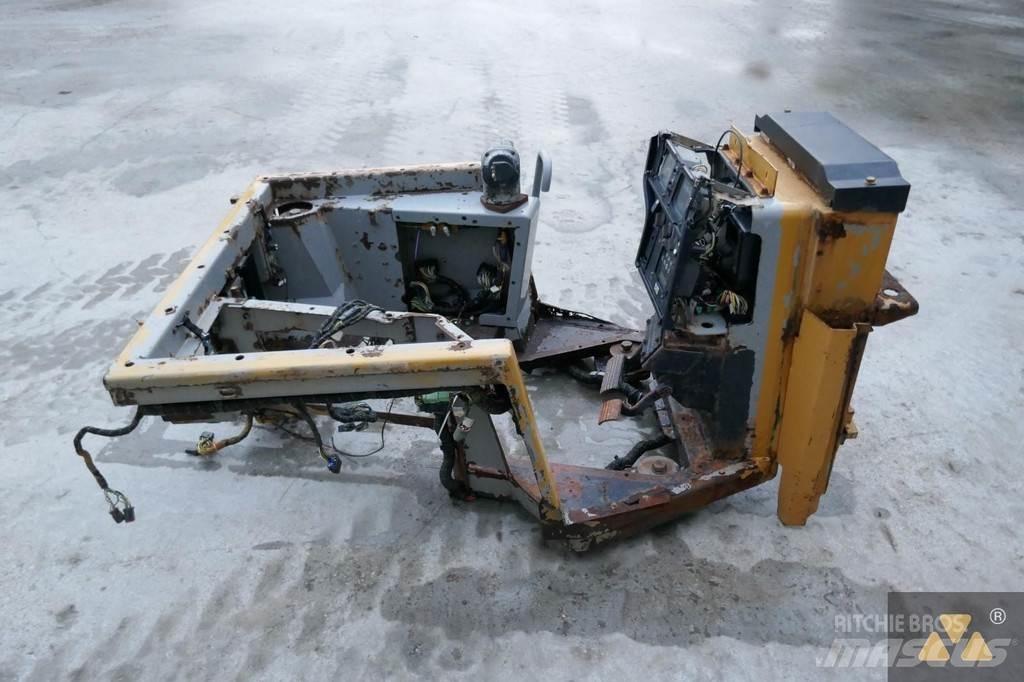 CAT 220-2800 Cabine si interior