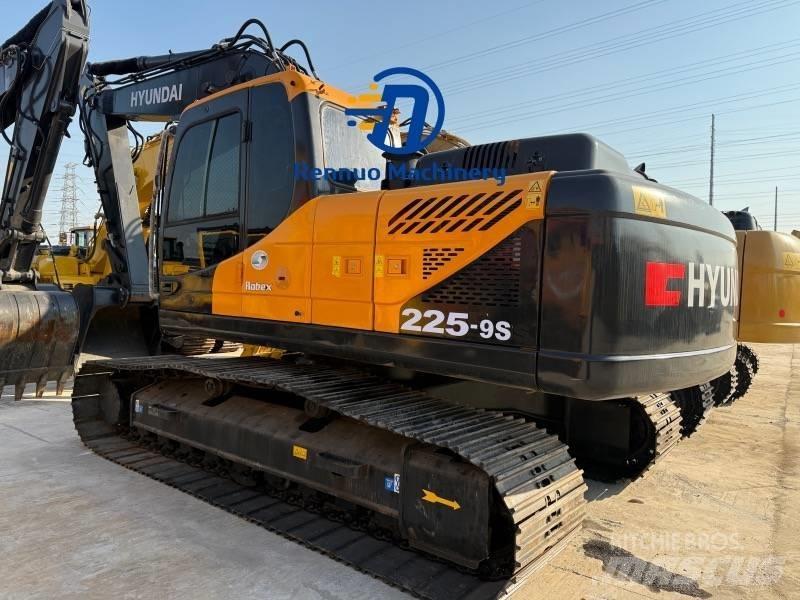 Hyundai 225-9S Excavatoare pe șenile
