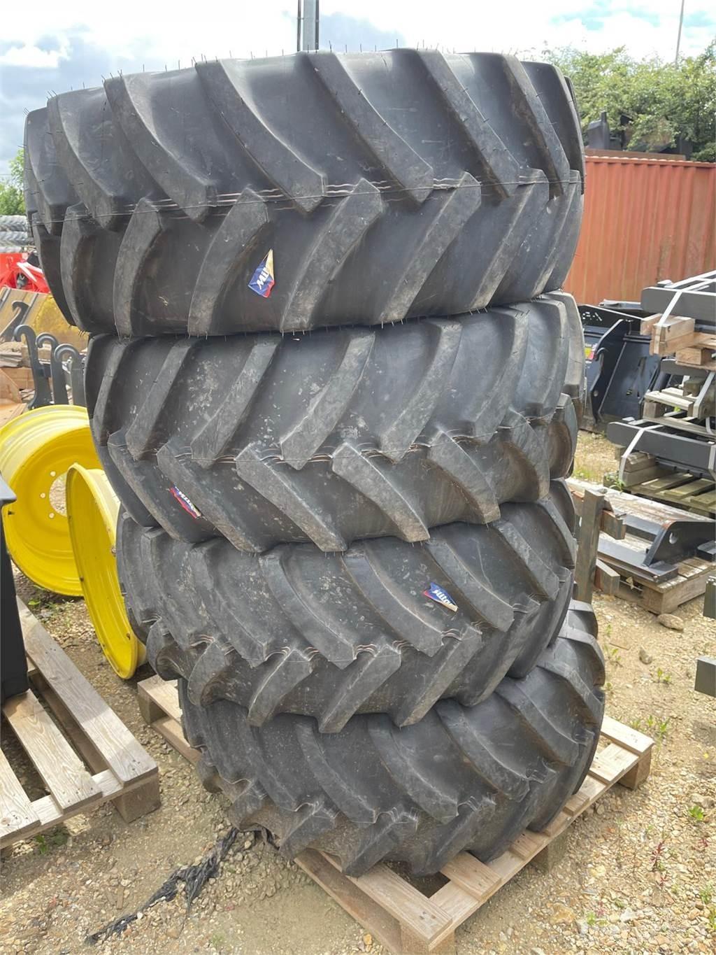 John Deere TYRES Utilaje agricole - Altele