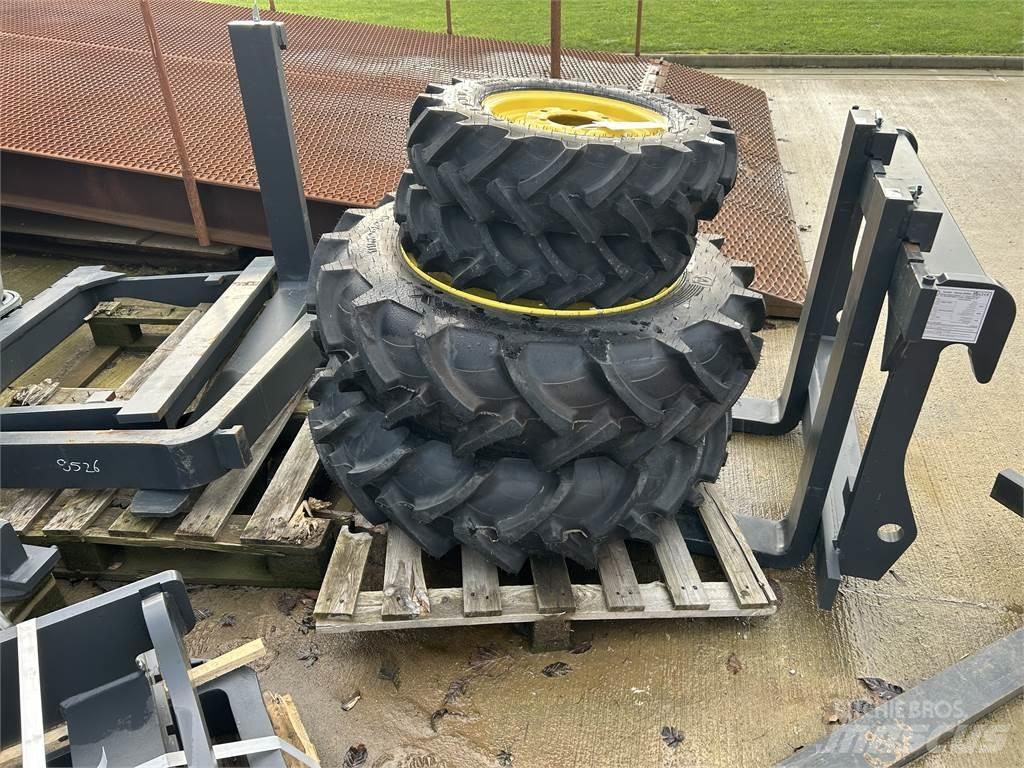 John Deere TYRES Utilaje agricole - Altele