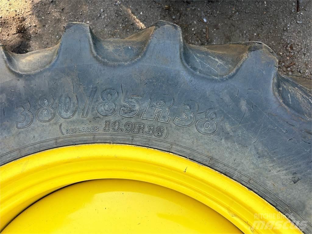 John Deere TYRES Utilaje agricole - Altele