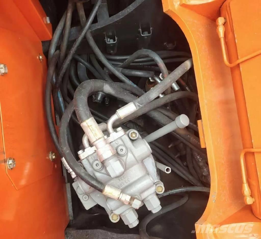 Hitachi 135US-6 Excavatoare pe șenile
