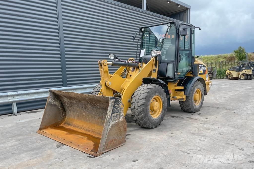 CAT 907M Incarcator pe pneuri