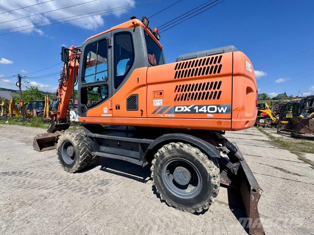 Doosan DX 140 W-3 Excavatoare cu roti