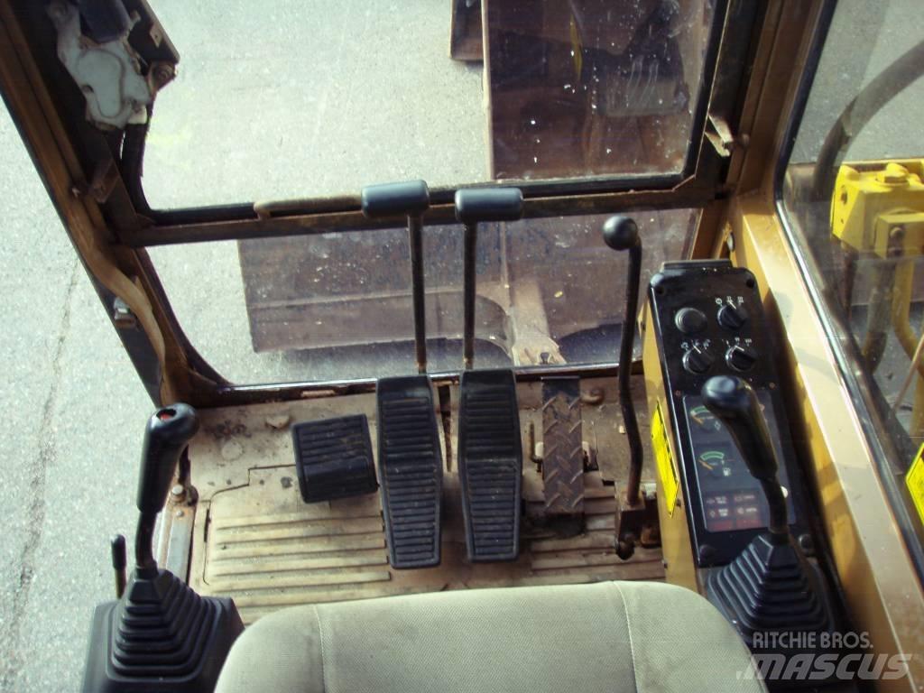 CAT E 70 B Excavatoare 7t - 12t