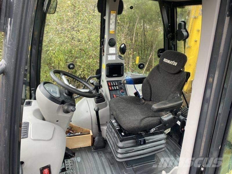 Komatsu WB 93 R-8 Buldoexcavatoare