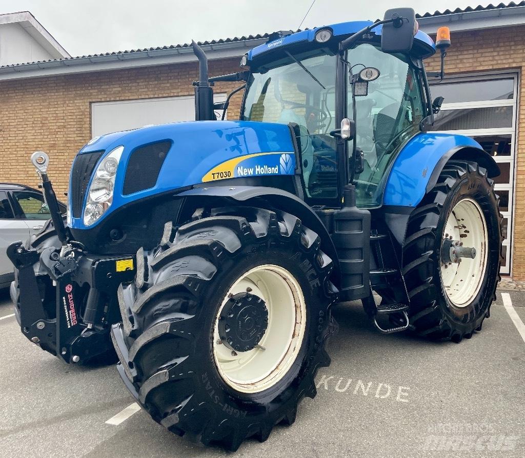 New Holland T 7030 Tractoare