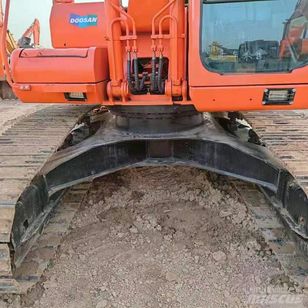 Doosan 225 Excavatoare pe șenile
