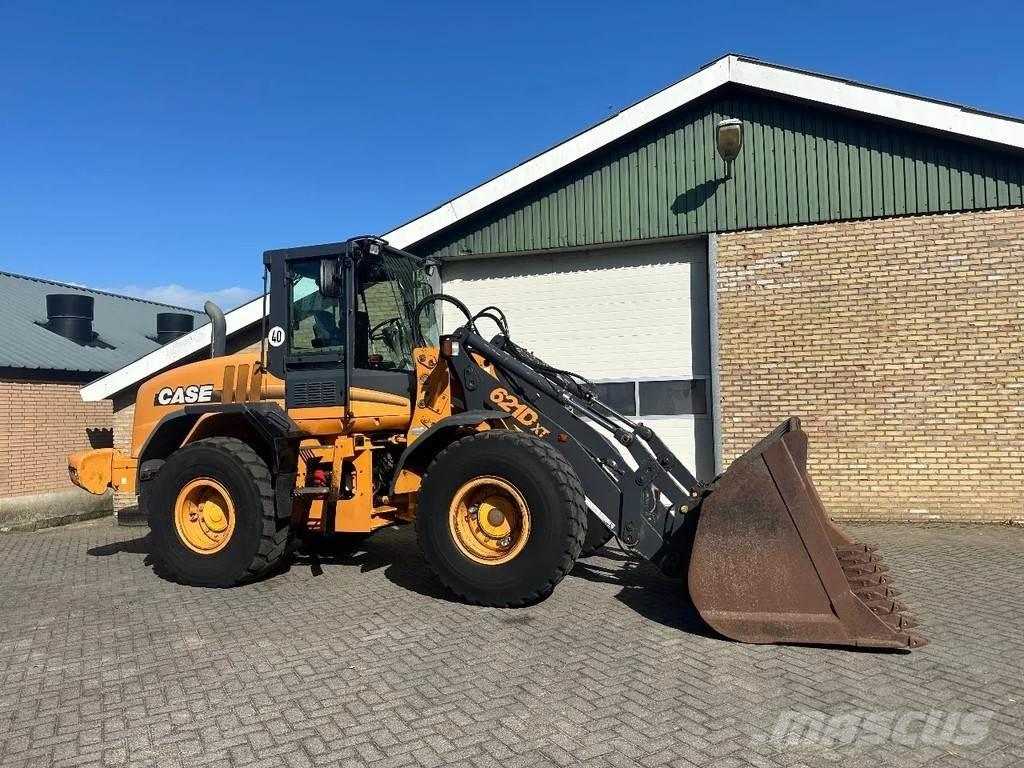 CASE 621D XT Incarcator pe pneuri