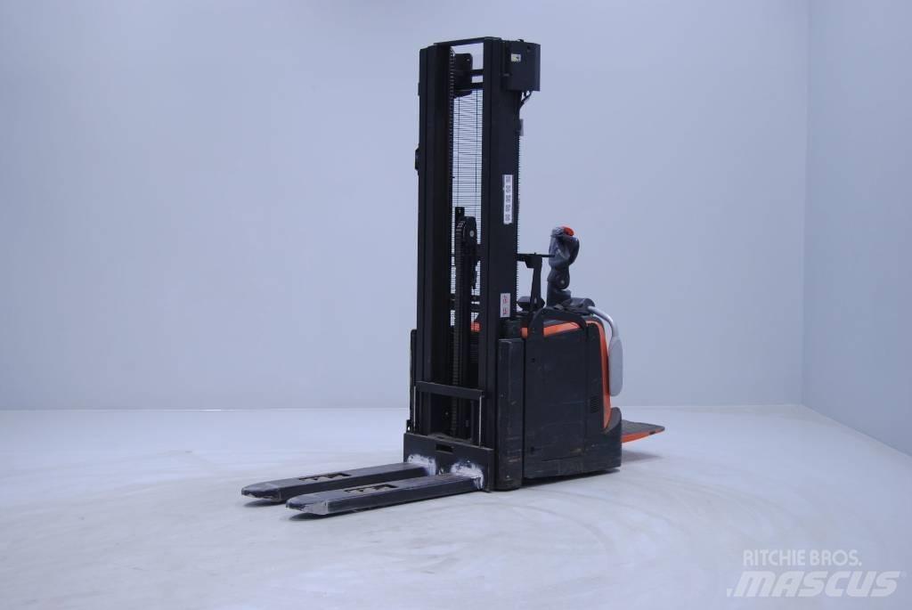 Toyota SPE140L Transpaleta manuala