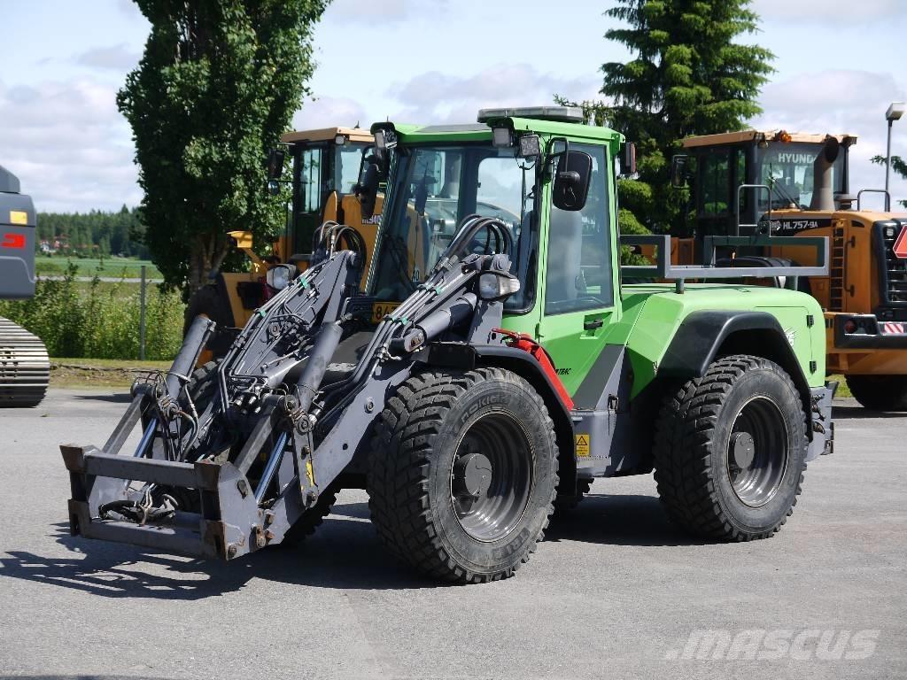 LM Trac 686 Incarcator pe pneuri