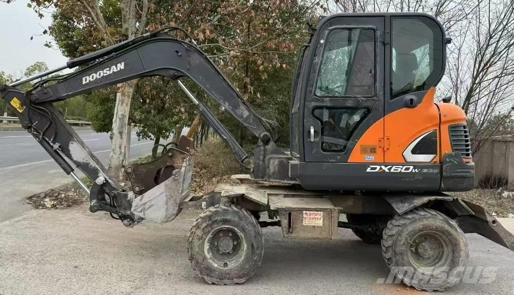 Doosan DX 60 Excavatoare cu roti